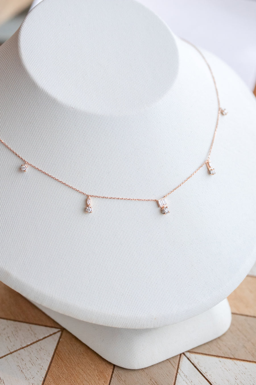 Diamant éblouissant 18K Rose Gold Dangle Necklace