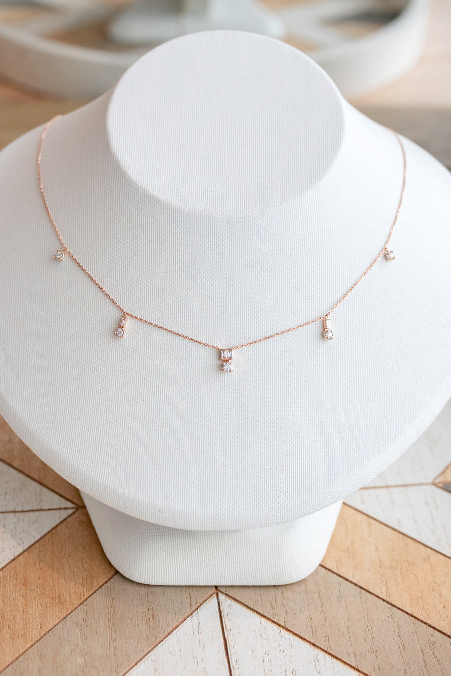 Diamant éblouissant 18K Rose Gold Dangle Necklace