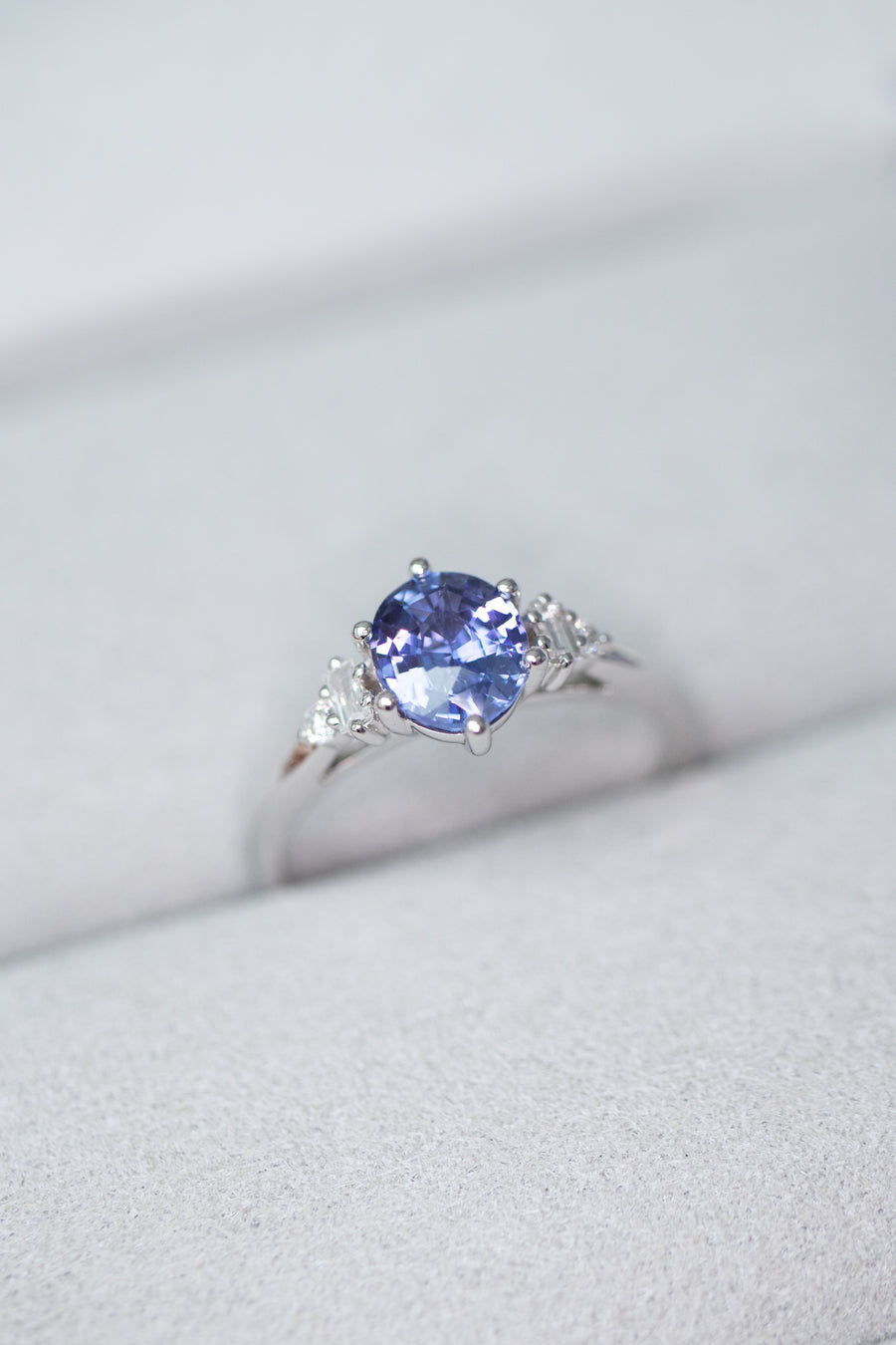 Ovale 1.07ct Blue Sapphire (Unheated with Certificate) & diamond 18K White Gold Engagement Ring