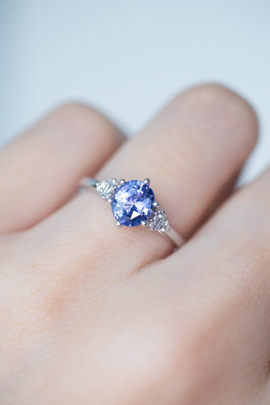 Ovale 1.07ct Blue Sapphire (Unheated with Certificate) & diamond 18K White Gold Engagement Ring