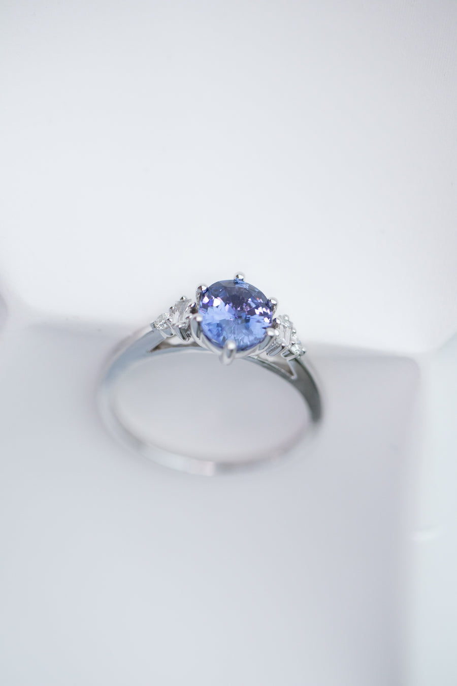 Ovale 1.07ct Blue Sapphire (Unheated with Certificate) & diamond 18K White Gold Engagement Ring