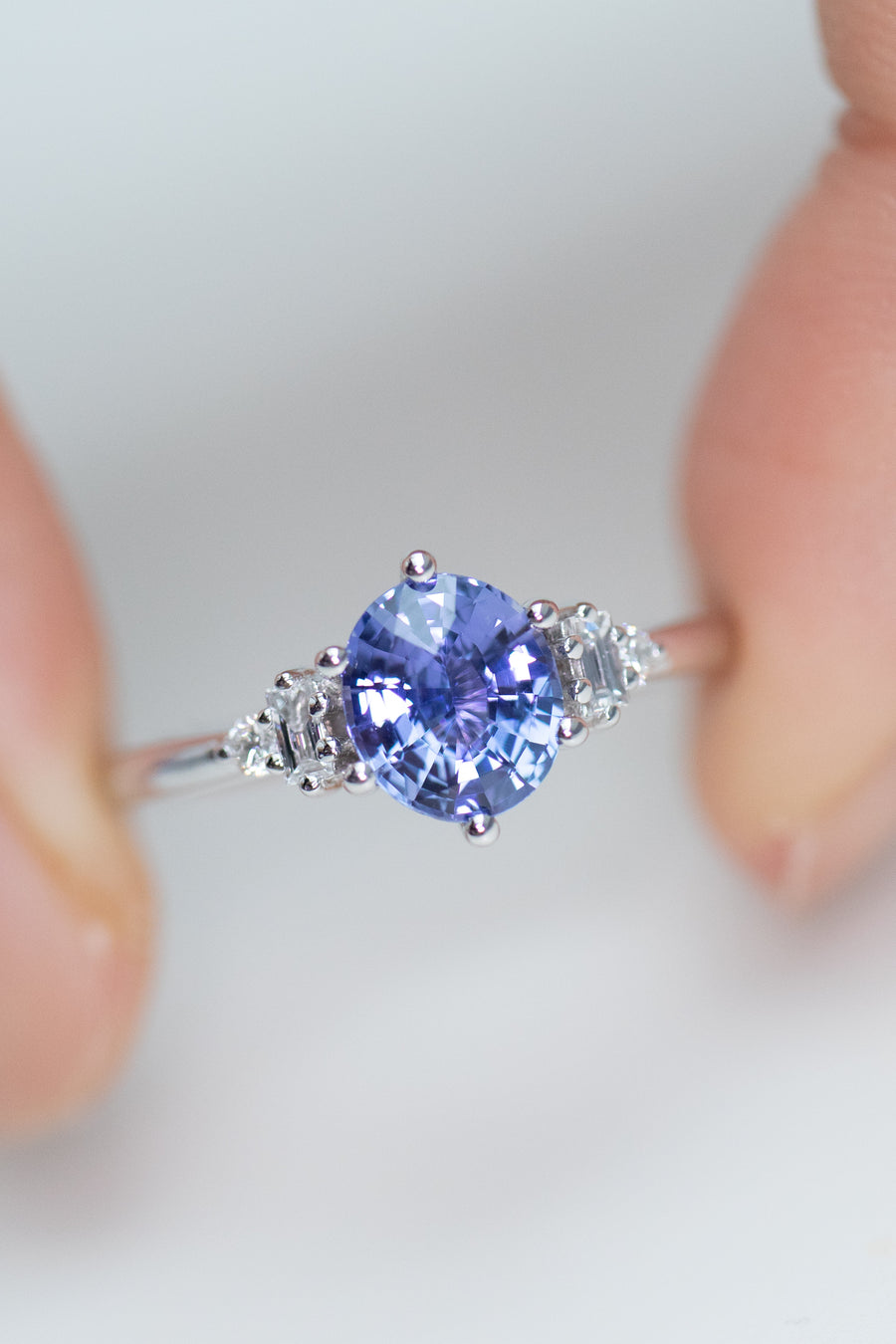 Ovale 1.07ct Blue Sapphire (Unheated with Certificate) & diamond 18K White Gold Engagement Ring